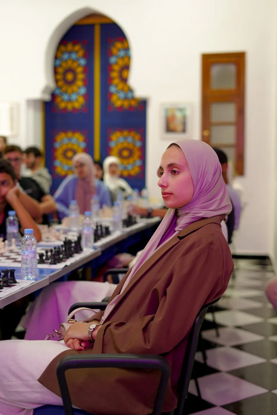 Participante attentive lors d'un séminaire d'échecs en entreprise dans un cadre traditionnel