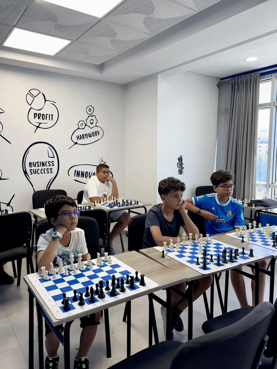 Élèves concentrés en atelier d'échecs